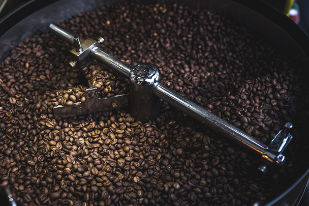 Process of roasting and mixing coffee.  - Foto, Bild
