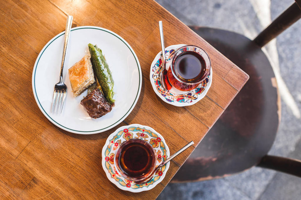 Традиционный чай с турецкими деликатесами
  - Фото, изображение