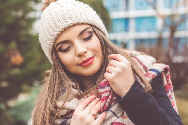 Pretty teen girl is wearing warm winter clothes - Foto, Imagem