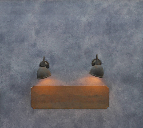 letrero de madera en pared con lámpara de luz en pared
 - Foto, Imagen