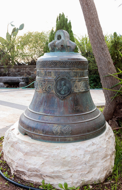 Bell, ufundowany przez parafian w dziedzińcu grekokatolickiej mona - Zdjęcie, obraz