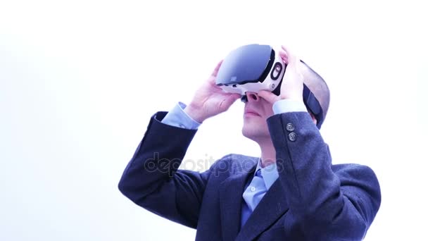 Businessman using VR-headset - 4 K - Footage, Video