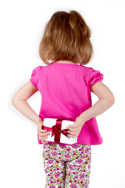 girl child hid behind a gift - Zdjęcie, obraz