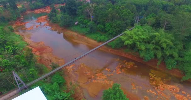 pitkä riippusilta joen yli yhdistää kaupungin metsään
 - Materiaali, video