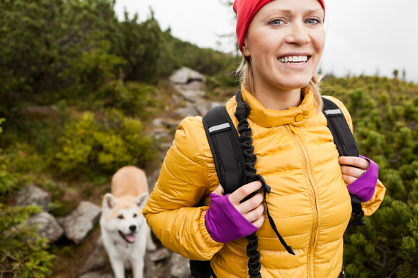 Femme randonnée en montagne avec chien akita
 - Photo, image