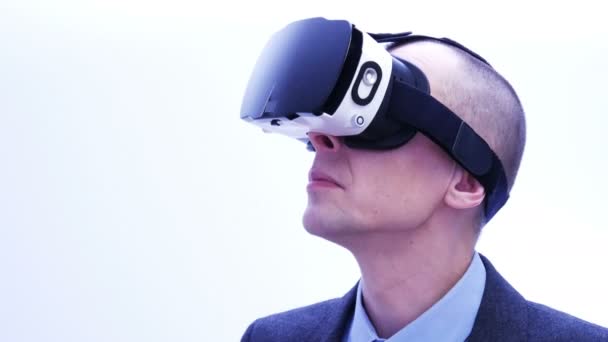 Бізнесмен за допомогою VR-гарнітури - 4K
 - Кадри, відео