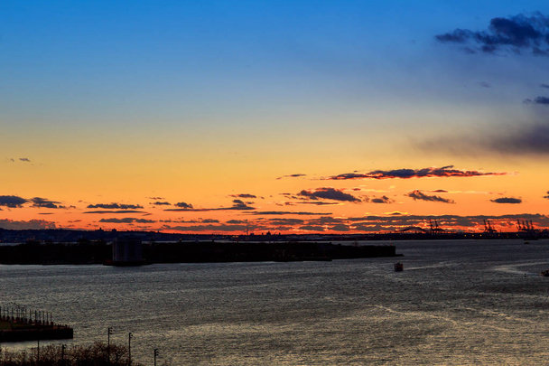 puesta de sol vista desde Brooklyn, Nueva York
 - Foto, imagen