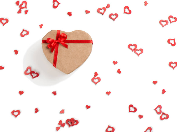 Geschenk-Herz mit roter Schleife - Foto, Bild