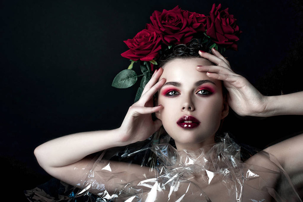 Krásu módní Model žena tvář. Portrét s Red Rose květy. Červené rty a nehty. Krásná bruneta žena s luxusní make-up, Dokonalá pleť. Valentine. - Fotografie, Obrázek