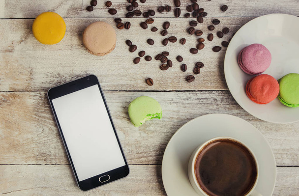 Макароны из кофейных зерен с современным завтраком гадзетами
. - Фото, изображение