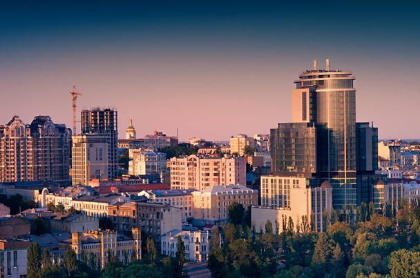 paisagem urbana, edifícios modernos na cidade Kiev Ucrânia
 - Foto, Imagem