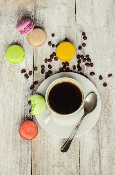 Macarons chicco di caffè con gadzetami colazione moderna
. - Foto, immagini