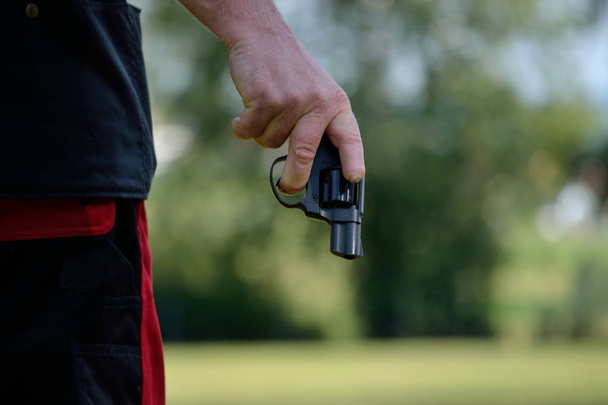 Человек с револьвером
 - Фото, изображение