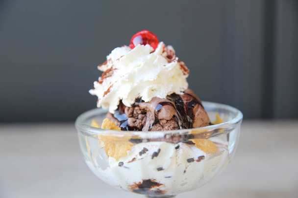шоколадний морозиво на фоні дерева
 - Фото, зображення