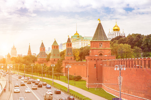 モスクワの Kremlevskaya 堤防 - 写真・画像