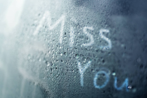 Gotas de agua en la ventana húmeda
 - Foto, Imagen