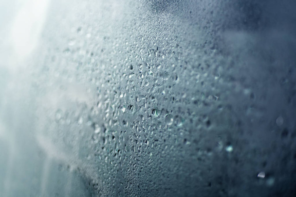 Wassertropfen auf nassem Fenster. - Foto, Bild