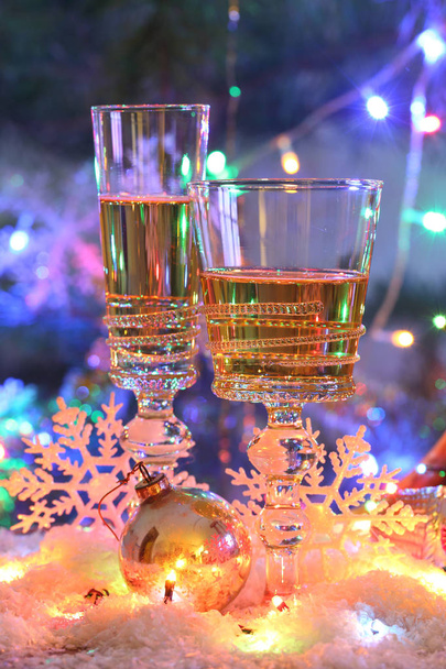 шампанське в прозорих окулярах на святковому столі
 - Фото, зображення