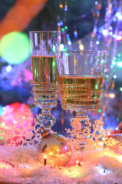 champán en copas transparentes en la mesa festiva
 - Foto, imagen