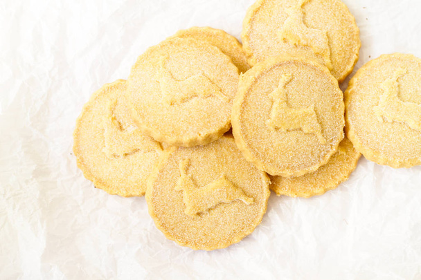 Biscoitos de biscoitos na superfície branca
 - Foto, Imagem