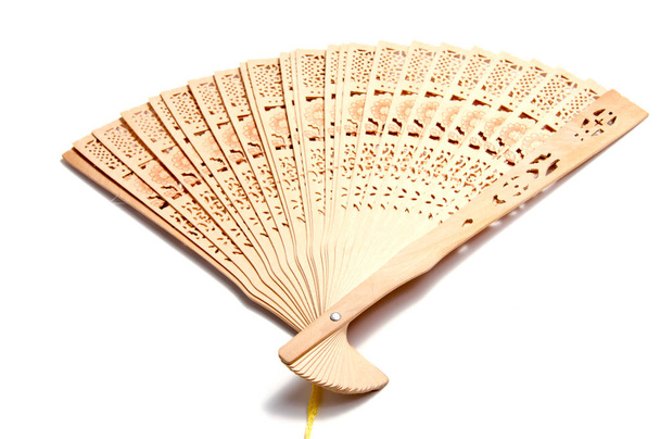 Abanico de mano plegable estilo chino tallado en madera sobre fondo blanco
. - Foto, Imagen
