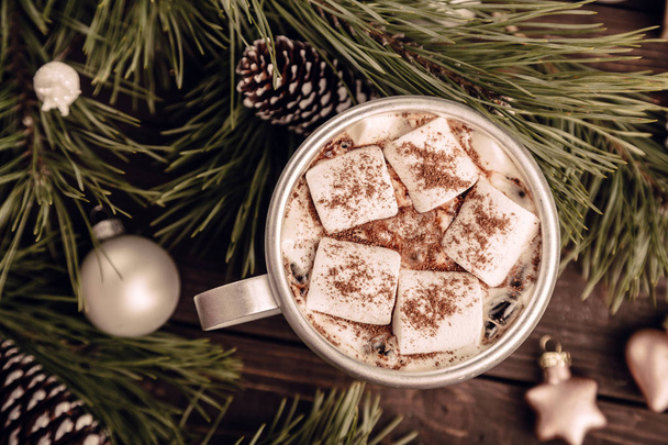 Marshmallow coffee on the Christmas background - Foto, imagen