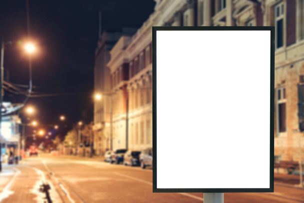 Modélisation vierge du panneau d'affichage vertical de rue avec espace de copie pour votre message texte ou contenu sur fond de ville
 - Photo, image