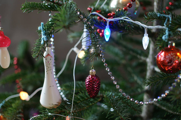 Παλιά Σοβιετική Χριστουγεννιάτικα στολίδια στο δέντρο το νέο έτος. - Φωτογραφία, εικόνα