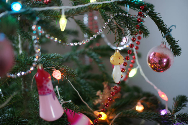 Старі радянські різдвяні прикраси на ялинку. - Фото, зображення