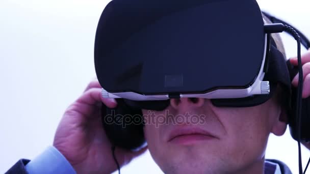 Businessman adjusting a VR-headset - 4 K - Footage, Video