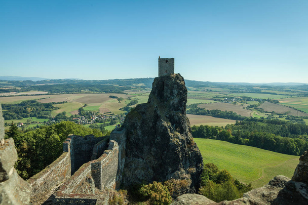 die Felsmasse im tschechischen Naturparadies erwartet die Touristen in - Foto, Bild
