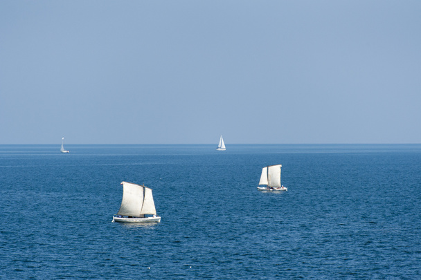 Mustallamerellä purjehtivat purjeveneet Varna Bulgaria
 - Valokuva, kuva