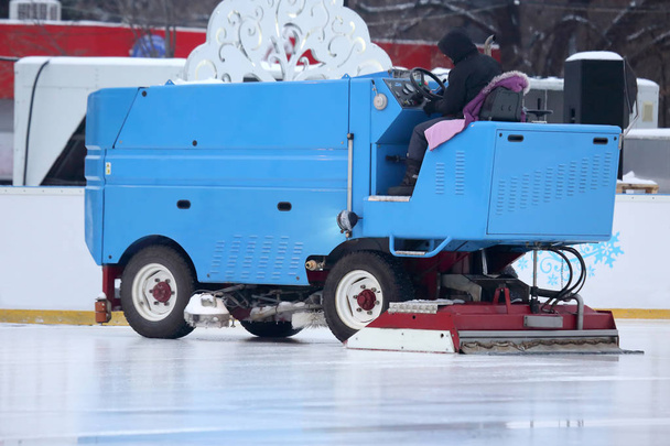 ειδικό μηχάνημα πάγου θεριζοαλωνιστική μηχανή καθαρίζει το παγοδρόμιο - Φωτογραφία, εικόνα