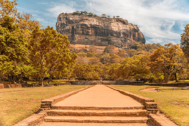 Sri Lanka: ancient Lion Rock fortress in Sigiriya - Foto, Bild