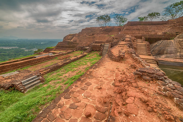Sri Lanka: ancient Lion Rock fortress in Sigiriya - Foto, Bild