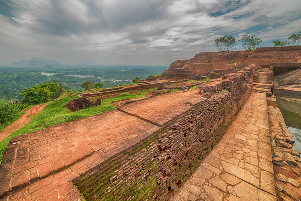 Sri Lanka: ancient Lion Rock fortress in Sigiriya - Foto, afbeelding