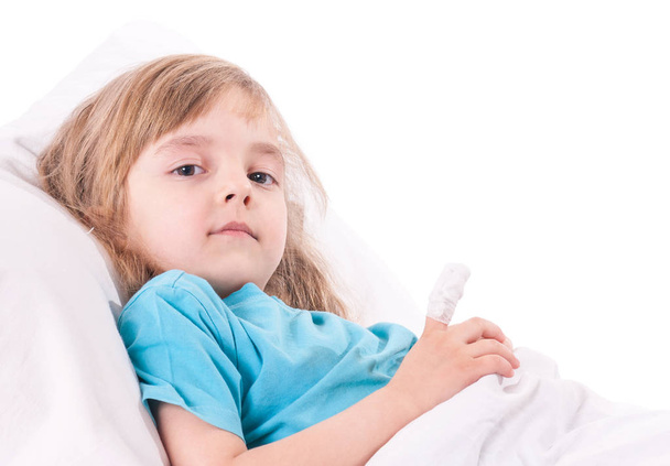 άρρωστο κοριτσάκι στο κρεβάτι - Φωτογραφία, εικόνα