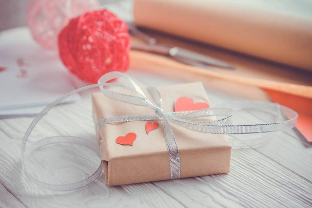 Valentin nap ajándék csomagolás fából készült háttér. - Fotó, kép