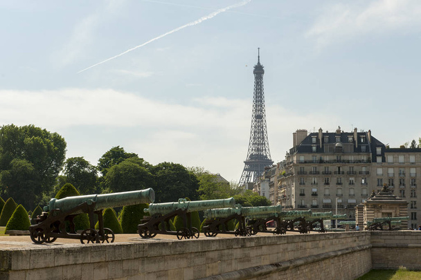 Ο Πύργος του Άιφελ δει πίσω από τα κτίρια στο Παρίσι, Γαλλία - Φωτογραφία, εικόνα