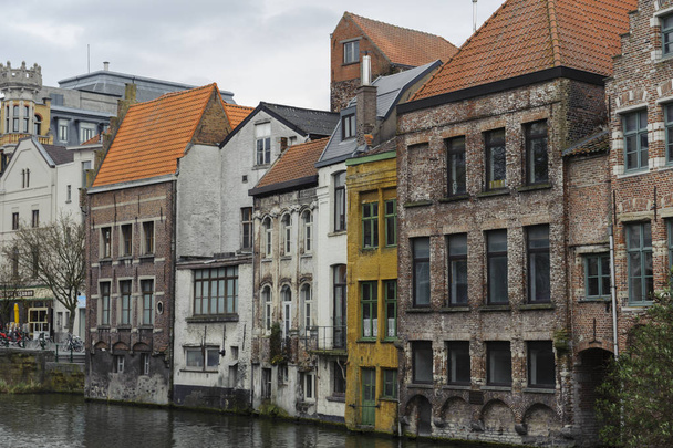 Edificios antiguos por canal en Gent, Bélgica
 - Foto, imagen