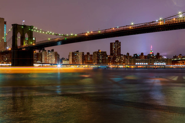 Brooklyn Köprüsü'nün üzerinden New York City Park Bakınlan alacakaranlıkta. - Fotoğraf, Görsel