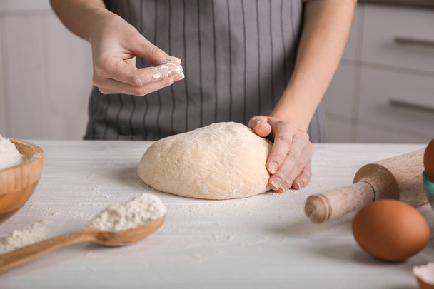 Woman making dough - Φωτογραφία, εικόνα