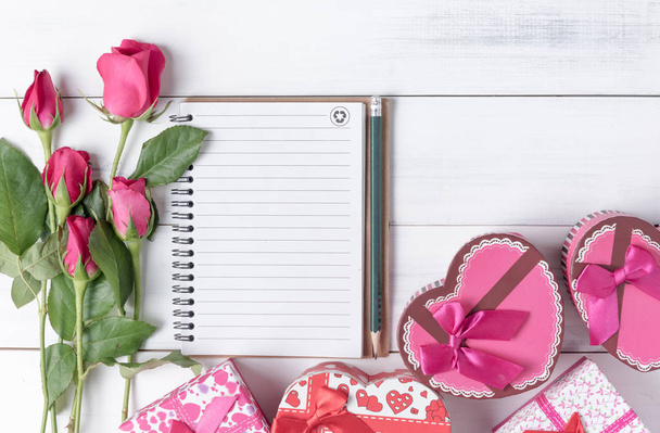lege notitieboekje met potlood roze rozen en de doos van de gift van het hart. - Foto, afbeelding