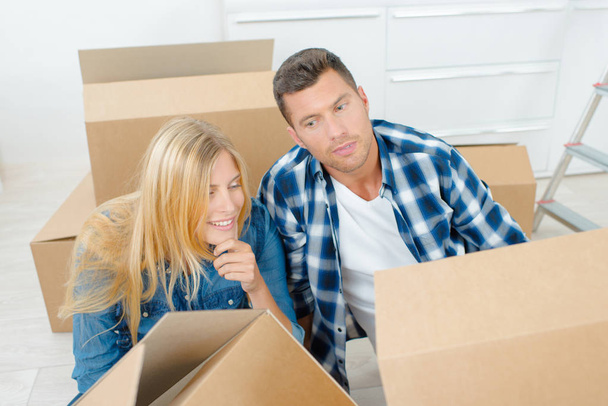 Excited couple moving home - Foto, Imagen