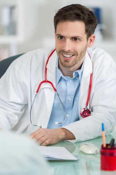 doctor writing a prescription at his desk - Foto, imagen