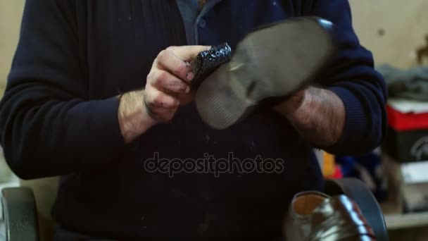 Τσαγκάρης ζωγραφική τα παπούτσια στο τσαγκάρη εργαστήρι. - Πλάνα, βίντεο