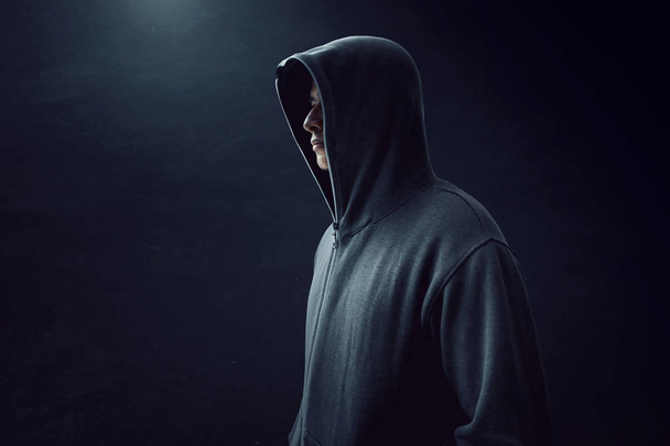 Man standing alone in dark room - Foto, afbeelding