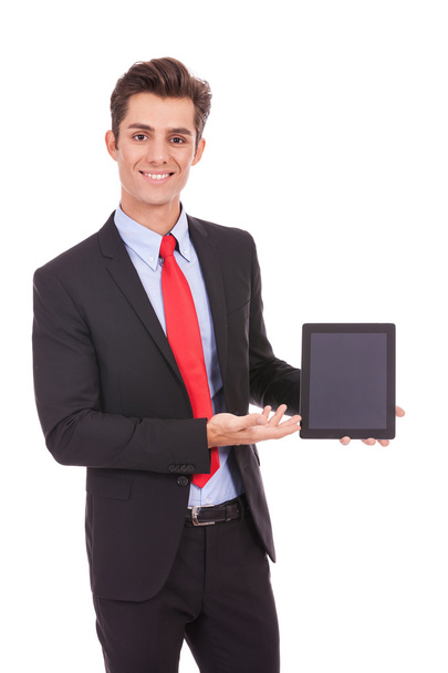 Lächelnder Geschäftsmann zeigt Ihnen sein Tablet-Pad - Foto, Bild
