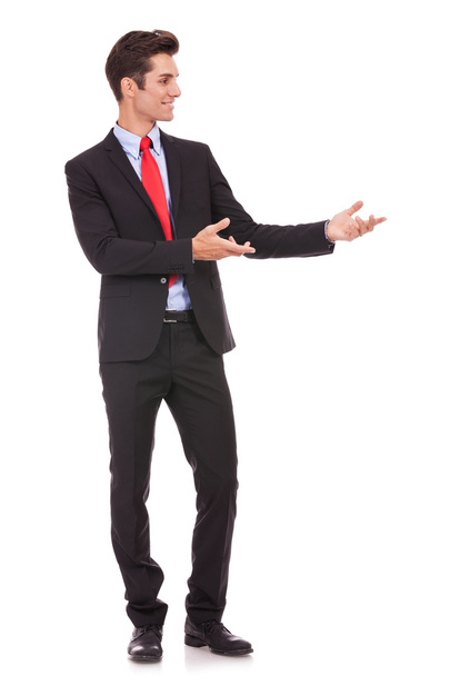 Homme d'affaires présentant quelque chose ou invitant
 - Photo, image