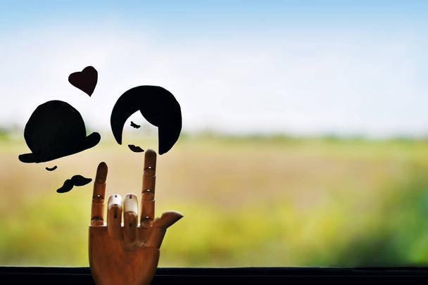 Signo romántico de la mano del maniquí de madera y simbólico de Amante Dra
 - Foto, imagen